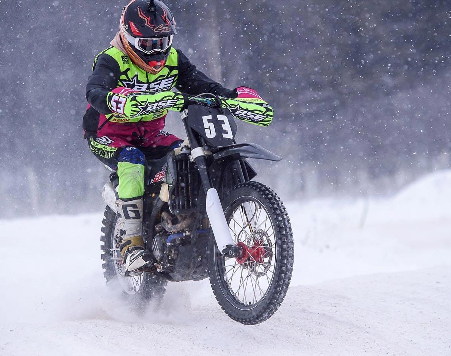 pit-bike-in-snow