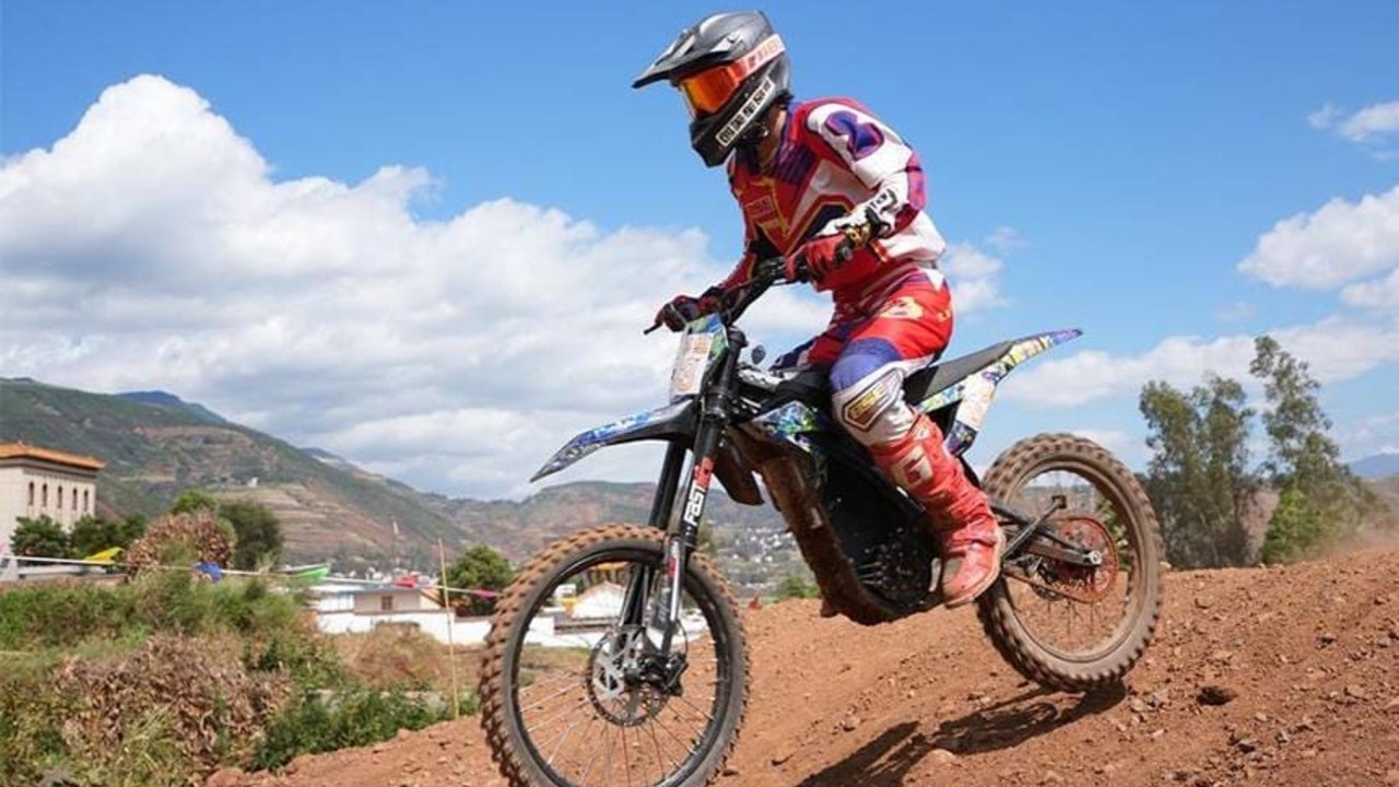 Motos de cross de gasolina vs. eléctricas