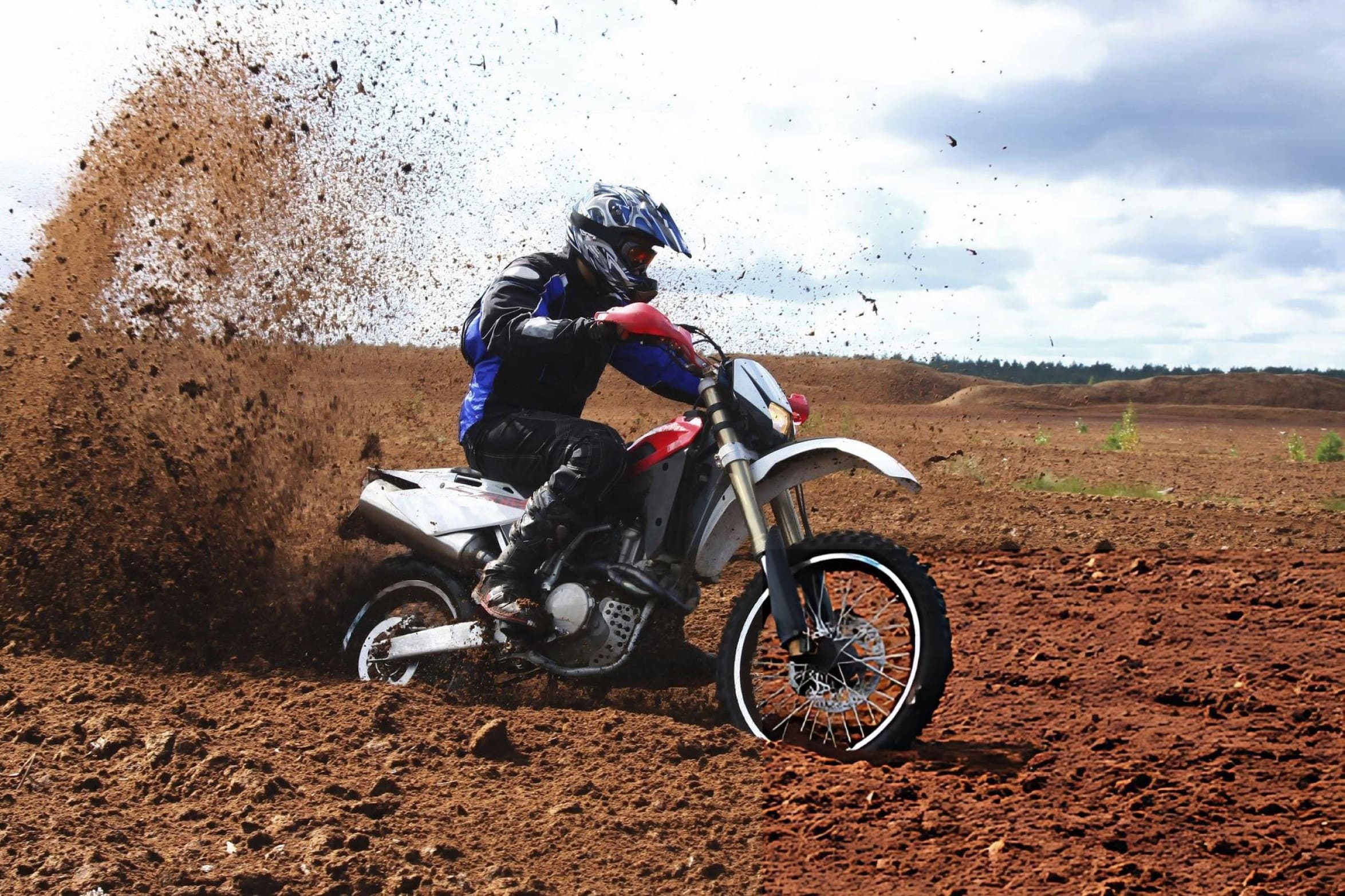 دراجة نارية بسعة 450 سي سي بسرعة عالية تُظهر قدرات أداء تصل إلى 120 ميلاً في الساعة على الطريق المفتوح