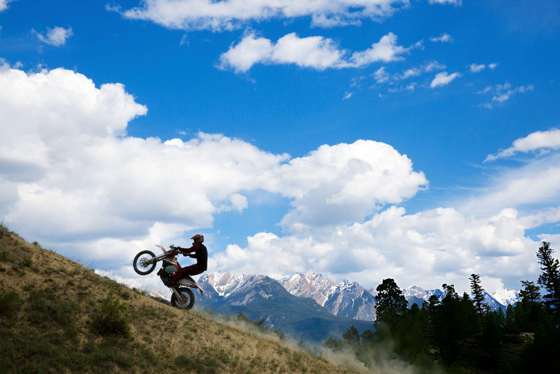 راكب دراجة نارية يتسلق تلة شديدة الانحدار مع وضعية جسم صحيحة وتحكم في الزخم