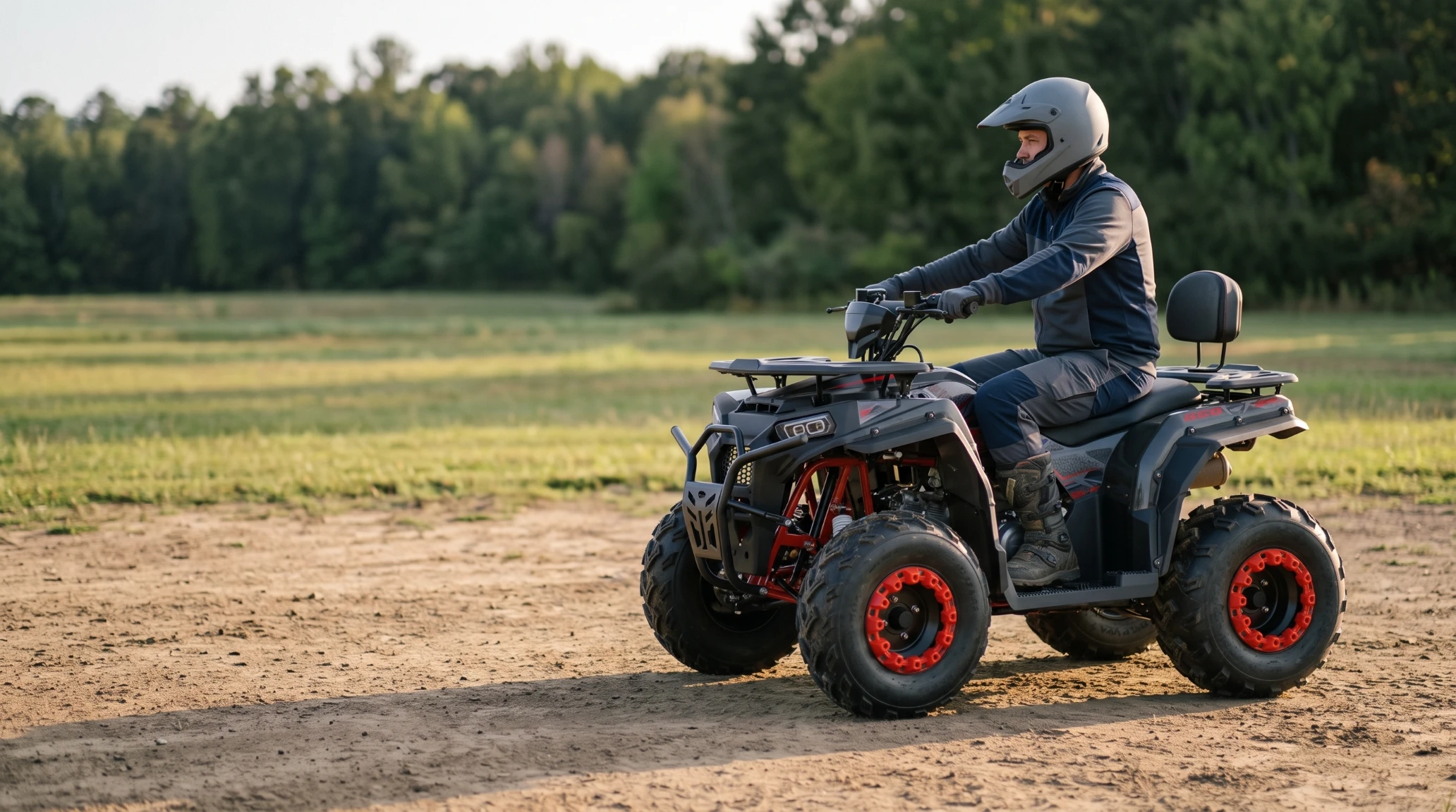 Un adulte assis sur un quad BSE Motor sur un sol meuble